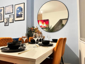 TV Every Bedroom 4 Bed 2 Bath Free Parking